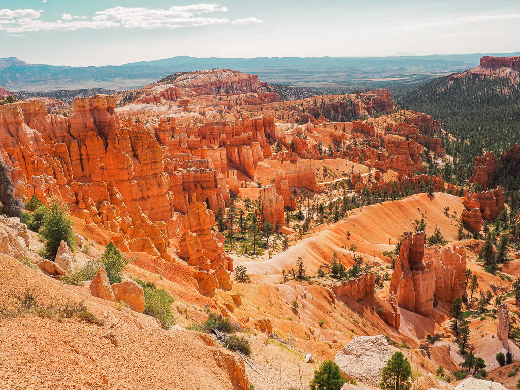 Experience this hoodoo landscape on one of the best hikes in Bryce Canyon: Queens Garden Trail