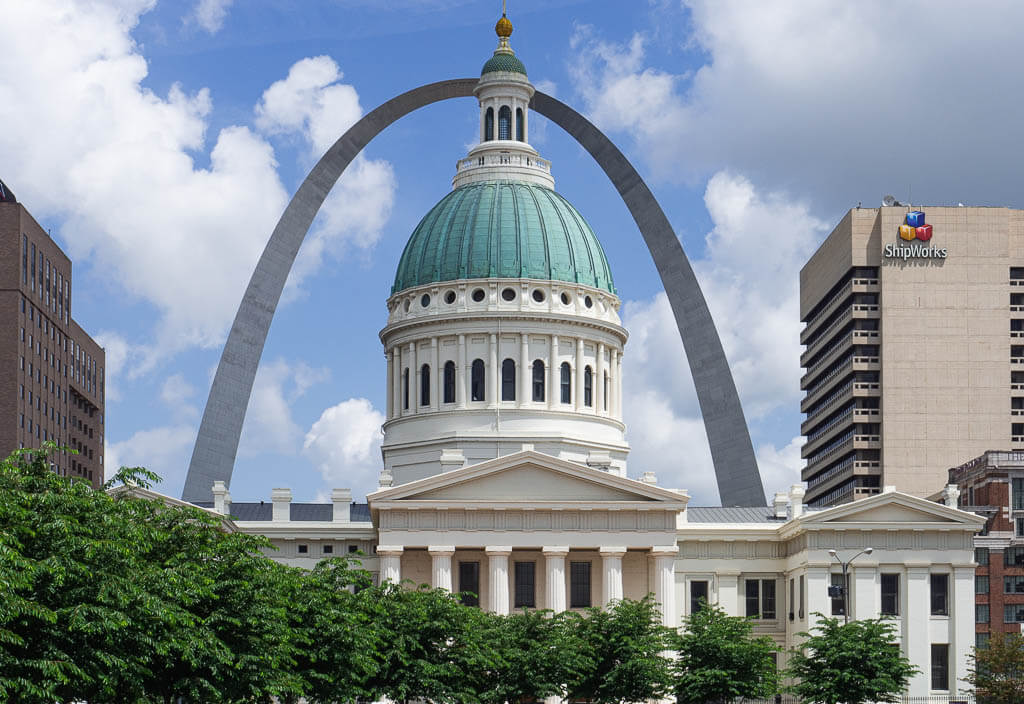 Gateway Arch behind the Old Courthouse in St. Louis