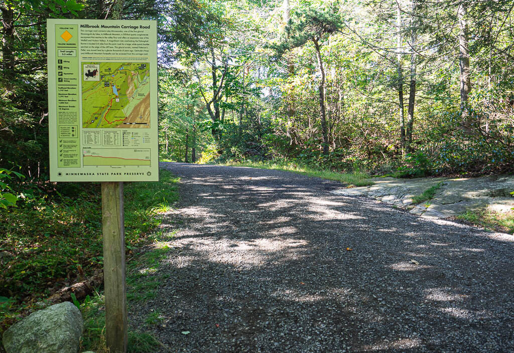 Sign of the Milbrook Mountain Trail leading to Gertrudes Nose