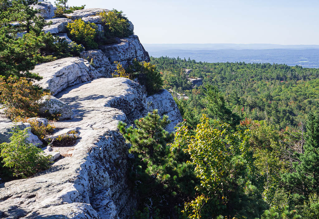 Different rock formations along the trail to Gertrudes Nose