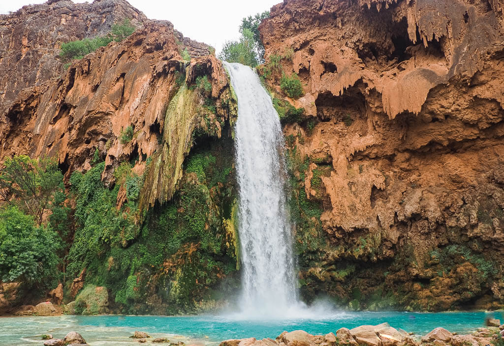 Hanaus Falls splashing down the rock