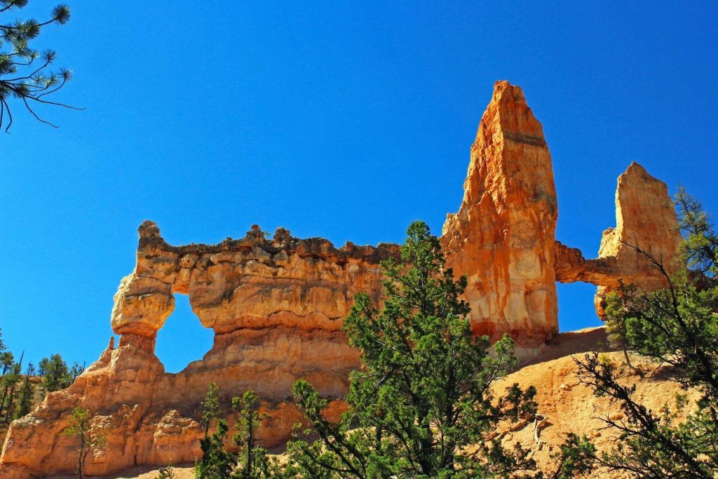 The impressive Tower Bridge, a natural arch in Bryce Canyon